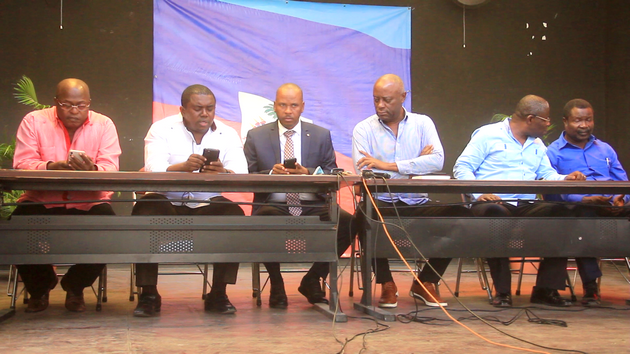 L’opposition politique se contredit